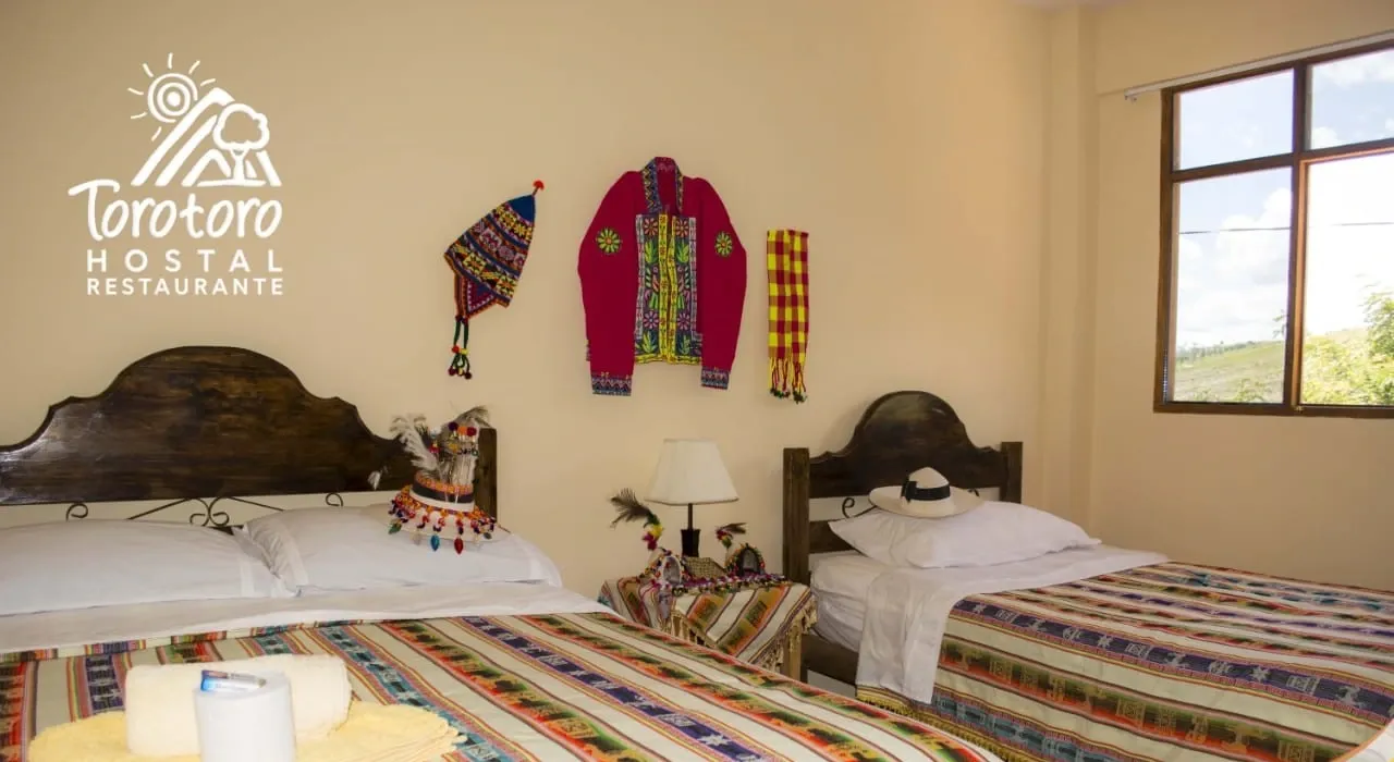 Habitación doble con dos camas, textiles y decoración andina
