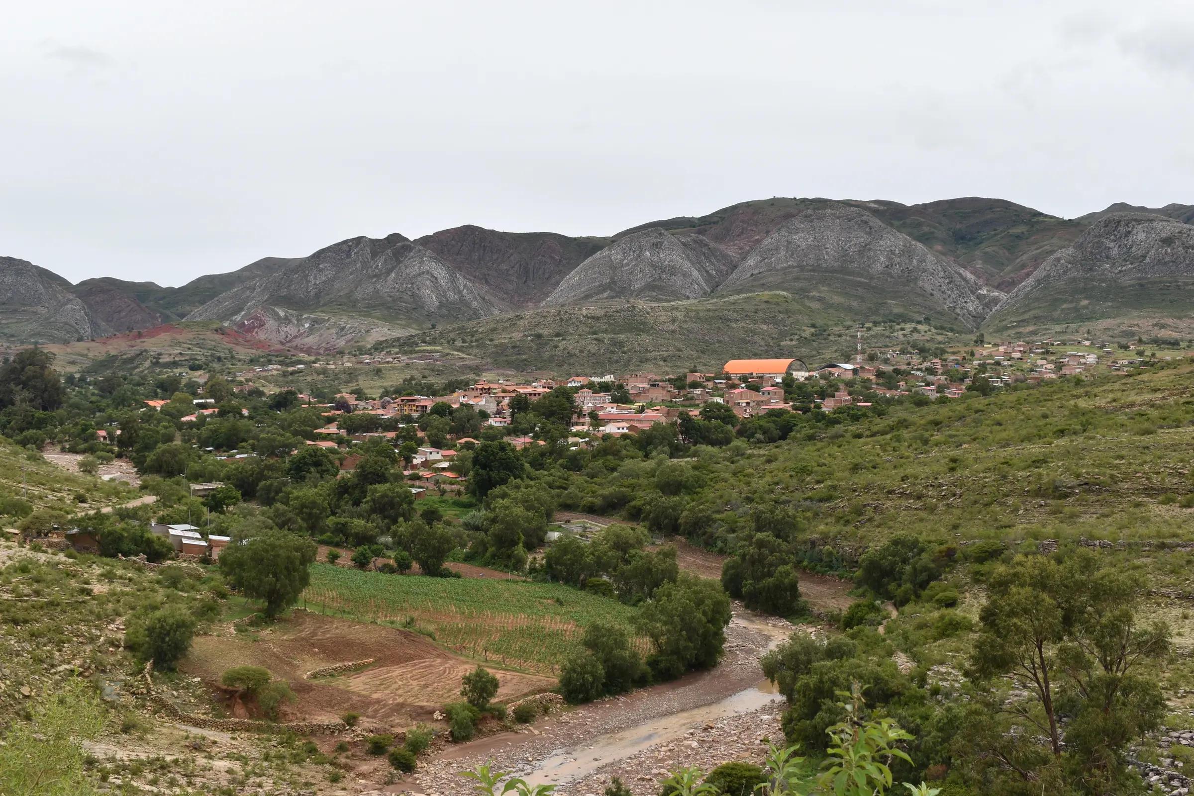 Vista panorámica del pueblo de Torotoro rodeado de cerros y vegetación